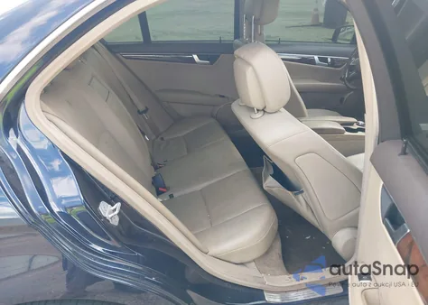 2013 Mercedes-Benz C 250 Luxury z USA, uszkodzony, nr VIN WDDGF4HB8DR271289